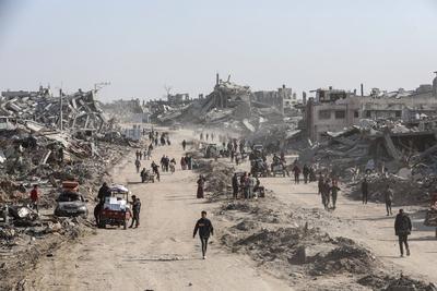 Palestinians try to survive in tents they set up among the debris of their demolished houses as they are faced with heavy destruction after returning to their homes following the ceasefire agreement reached between Hamas and Israel, at Jabalia-stock-foto