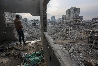 Internally Palestinians walk along a street among the rubble of destroyed buildings amid a ceasefire between Israel and Hamas, in Gaza City-stock-foto