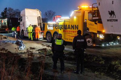 03.02.2025: Auf der Bundesstra?e B109 in Fahrrichtung Pasewalk kippte ein polnischer LKW, der Weizen geladen hatte, um,-stock-photo