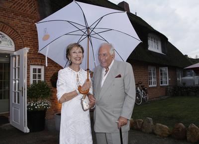 Antje-Katrin K?hnemann mit Ehemann J?rg G?hring / Katharina und Manfred Baumann laden zum 34. Krebsessen ins Restaurant-stock-foto