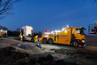 03.02.2025: Auf der Bundesstra?e B109 in Fahrrichtung Pasewalk kippte ein polnischer LKW, der Weizen geladen hatte, um,-stock-photo