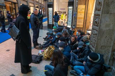 Leipzig - Linke Aktivisten blockieren CDU-B?ro in M?dlerpassage: Polizei und Ordnungsamt vor Ort-stock-foto