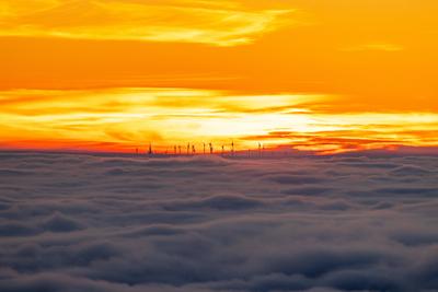 Sonnenuntergang ?ber dem Nebelmeer-stock-foto
