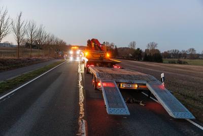 03.02.2025: Auf der Bundesstra?e B109 in Fahrrichtung Pasewalk kippte ein polnischer LKW, der Weizen geladen hatte, um,-stock-photo