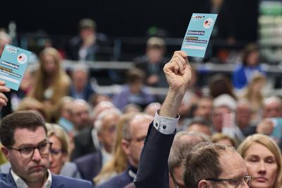 Bundesparteitag der CDU - Abstimmung-stock-foto