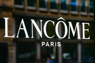 D?sseldorf 25.09.2023 Lancome Lanc? me Paris Schaufensterwerbung D?sseldorf Nordrhein-Westfalen Deutschland *** Dusseldo-stock-foto