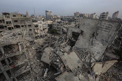 Internally Palestinians walk along a street among the rubble of destroyed buildings amid a ceasefire between Israel and Hamas, in Gaza City-stock-foto