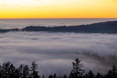 Sonnenuntergang ?ber dem Nebelmeer-stock-foto