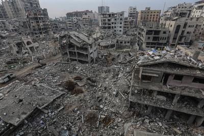 Internally Palestinians walk along a street among the rubble of destroyed buildings amid a ceasefire between Israel and Hamas, in Gaza City-stock-foto