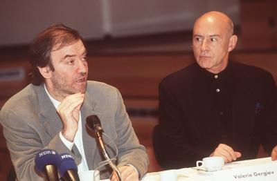 Bildnummer: 56900621  Datum: 14.06.2000  Copyright: imago/teutopressValerie Gergiev (li.) mit Christoph Eschenbach 06/00 her Mann Dirigent Chef des Orchesters Orchester klassische Musik Klassik dirigieren dunkelhaarig kurzhaarig Jackett Hemd sitzend Saal dunkel halb quer Gespr?ch Pressegespr?ch Diskussion Mikrophon Tasse Getr?nk Fototermin Das Hanseprojekt - ein sinfonisches Gipfeltreffen am 14.06.2000 in Hamburg People x0x xsk 2000 quer  56900621 Date 14 06 2000 Copyright Imago  Valerie Gergiev left with Christoph Eschenbach 06 00 her Man Conductor Boss the Orchestra Orchestra Classical Music Classical conduct dark haired short Jacket Shirt seated Room dark half horizontal Conversation Press interview Discussion Microphone Cup Drink Photo call the  a  Summit at 14 06 2000 in Hamburg Celebrities x0x xSK 2000 horizontal-stock-photo