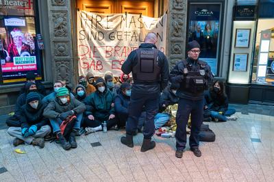 Leipzig - Linke Aktivisten blockieren CDU-B?ro in M?dlerpassage: Polizei und Ordnungsamt vor Ort-stock-foto
