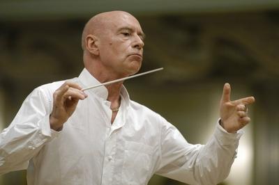 Bildnummer: 51660299  Datum: 06.08.2006  Copyright: imago/Kai BienertDirigent Christoph Eschenbach (GER) w?hrend eines Konzerts im Rahmen des Europ?ischen Musiksommers 2006 in Berlin, Personen; 2006, Berlin, Europ?ischer Musiksommer, , young euro classic, Festivals, Konzerte, Musiker, Klassik; , quer, Kbdig, Einzelbild, close, Musik, Kunst, Deutschland, Aktion, People-stock-foto