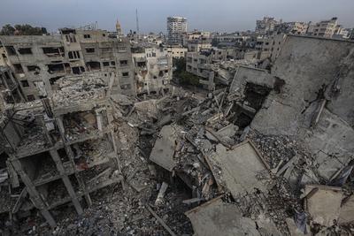 Internally Palestinians walk along a street among the rubble of destroyed buildings amid a ceasefire between Israel and Hamas, in Gaza City-stock-foto