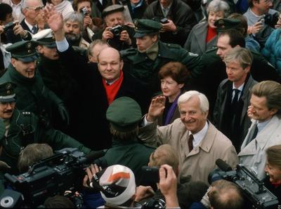 Ministerpraesident Richard v. Weizsaecker und der regierende Buergermeister Walter Momper mit Polizisten und Presse in-stock-foto