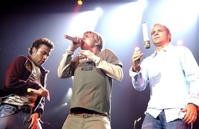 Bildnummer: 50952953  Datum: 16.10.2005  Copyright: imago/SeeligerV.l.n.r.: S?nger Howie Dorough, Nick Carter und Bryan Littrell (alle USA/Backstreet Boys) w?hrend eines Konzertes in Berlin, Personen; 2005, Berlin, Musiker, Pop, Konzerte, Bryan, Litrell, Howard; , quer, Kbdig, Gruppenbild, close, Musik, Kunst, Deutschland, Aktion, People-stock-foto