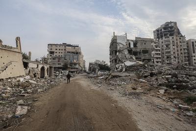 Internally Palestinians walk along a street among the rubble of destroyed buildings amid a ceasefire between Israel and Hamas, in Gaza City-stock-foto