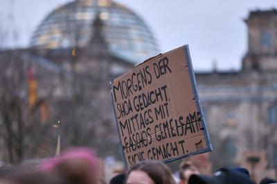 Berlin, Deutschland, 02.02.2025: Reichtagswiese: Demo unter dem Motto Aufstand der Anst?ndigen - Wir sind die Brandmauer-stock-foto