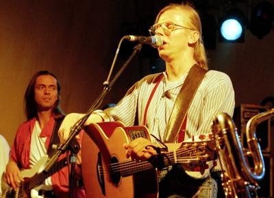 Bassist Thomas Hergert (li.) und S?nger Gerhard Gundermann (beide GER/Gundermann und Seilschaft) w?hrend eines Konzerts-stock-foto