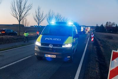 03.02.2025: Auf der Bundesstra?e B109 in Fahrrichtung Pasewalk kippte ein polnischer LKW, der Weizen geladen hatte, um,-stock-photo