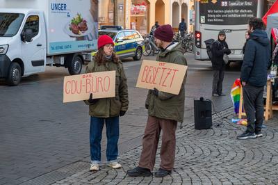 Leipzig - Linke Aktivisten blockieren CDU-B?ro in M?dlerpassage: Polizei und Ordnungsamt vor Ort-stock-foto