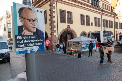 Leipzig - Linke Aktivisten blockieren CDU-B?ro in M?dlerpassage: Polizei und Ordnungsamt vor Ort-stock-foto