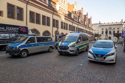 Leipzig - Linke Aktivisten blockieren CDU-B?ro in M?dlerpassage: Polizei und Ordnungsamt vor Ort-stock-foto