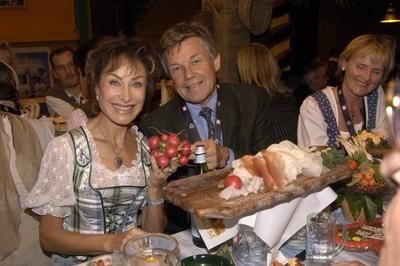 Bildnummer: 50924544  Datum: 18.09.2005  Copyright: imago/LindenthalerDr. Antje-Katrin K?hnemann und Moderator Dr. Joachim Bublath (beide GER) pr?sentieren ihre Brotzeit auf dem Oktoberfest in M?nchen, Personen , optimistisch , Kameradschaft , Freude; 2005, M?nchen, Wiesen, Wiesn, Wies n, Oktoberfest, traditionelle Feste, Mediziner, Medizinerin, Arzt, ?rzte, Moderatorin, Moderator, Moderatoren, Fernsehmoderator, Fernsehmoderatoren, Fernsehmoderatorin,; , quer, Kbdig, Gruppenbild, close, Deutschland, Randbild, People-stock-foto