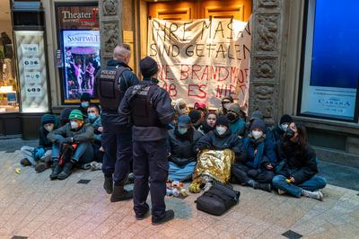 Leipzig - Linke Aktivisten blockieren CDU-B?ro in M?dlerpassage: Polizei und Ordnungsamt vor Ort-stock-foto