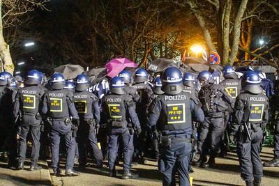Massive Ausschreitungen bei Demo 77 Jahre nach der Bombardierung Pforzheims: Rechtsextreme und Antifa geraten bei Mahnwa-stock-foto