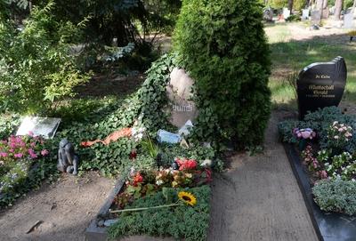 Waldfriedhof Hoyerswerda, Grab des ostdeutschen Liedermachers Gerhard Gundermann (1955 bis 1998), 05.09. 2019, Copyright-stock-photo
