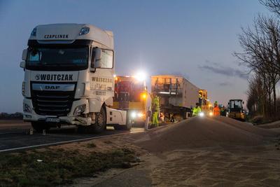 03.02.2025: Auf der Bundesstra?e B109 in Fahrrichtung Pasewalk kippte ein polnischer LKW, der Weizen geladen hatte, um,-stock-photo