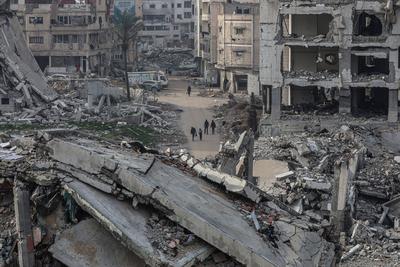 Internally Palestinians walk along a street among the rubble of destroyed buildings amid a ceasefire between Israel and Hamas, in Gaza City-stock-foto