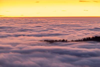 Sonnenuntergang ?ber dem Nebelmeer-stock-foto