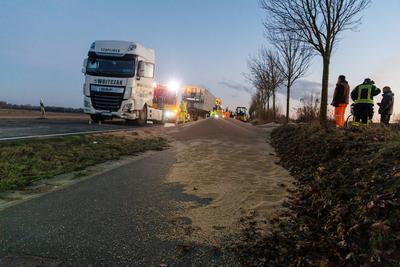 03.02.2025: Auf der Bundesstra?e B109 in Fahrrichtung Pasewalk kippte ein polnischer LKW, der Weizen geladen hatte, um,-stock-photo