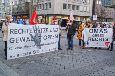 Massive Ausschreitungen bei Demo 77 Jahre nach der Bombardierung Pforzheims: Rechtsextreme und Antifa geraten bei Mahnw-stock-photo