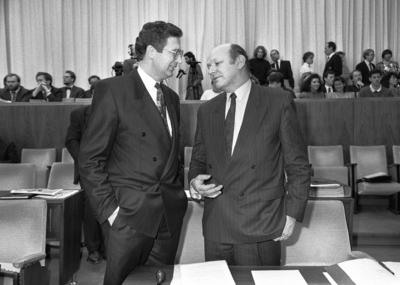 Deutschland, Bonn, 21.12.1989. Archiv-Nr.: 11-80-11 Sitzung Bundesrat Foto: Walter Momper, (re), Berlin, im Gespraech m-stock-foto