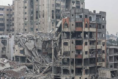 Internally Palestinians walk along a street among the rubble of destroyed buildings amid a ceasefire between Israel and Hamas, in Gaza City-stock-foto