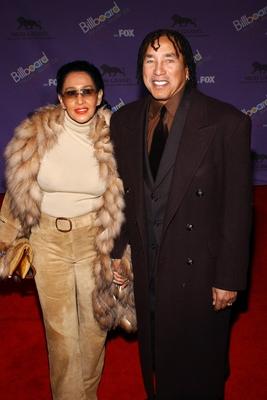 Bildnummer: 50341998  Datum: 10.12.2003  Copyright: imago/Rideaux-PicturePerfectS?nger Smokey Robinson (USA) mit Ehefrau anl?sslich der -Billboard Music Awards- in Las Vegas, Personen , optimistisch; 2003, Pressetermin, Award, Musiker, Pop , Ehepaar, Paar, Frau; , hoch, Kbdig, Gruppenbild, Musik, Kunst, Vereinigte Staaten von Amerika, Randbild, People-stock-photo