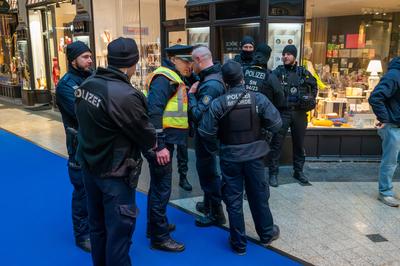 Leipzig - Linke Aktivisten blockieren CDU-B?ro in M?dlerpassage: Polizei und Ordnungsamt vor Ort-stock-foto