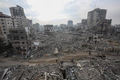 Internally Palestinians walk along a street among the rubble of destroyed buildings amid a ceasefire between Israel and Hamas, in Gaza City-stock-foto