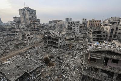 Internally Palestinians walk along a street among the rubble of destroyed buildings amid a ceasefire between Israel and Hamas, in Gaza City-stock-foto