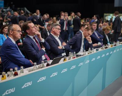 Bundesparteitag der CDU - Hendrik W?st + Friedrich Merz-stock-foto