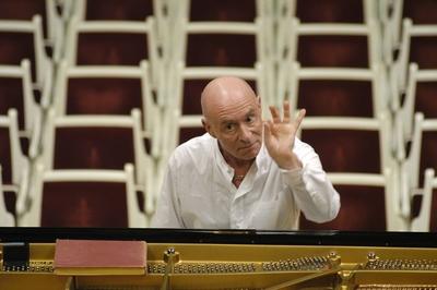 Bildnummer: 51660326  Datum: 06.08.2006  Copyright: imago/Kai BienertDirigent Christoph Eschenbach (GER) w?hrend der Proben zum young.euro.classic 2006 in Berlin, Personen; 2006, Berlin, Europ?ischer Musiksommer, , young euro classic, Festivals, Konzerte, Musiker, Klassik,; , quer, Kbdig, Einzelbild, Musik, Kunst, Deutschland, Aktion, People-stock-foto