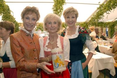 V l n r Moderatorin Antje Katrin K?hnemann GER Karin Stoiber GER und Moderatorin Carolin Rei-stock-photo