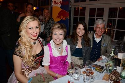 Verena Kerth Dr Antje Katrin K?hnemann Tochter Jennifer Frederic Meisner M?nchen 29 04 16 L?wenbr?uk-stock-foto
