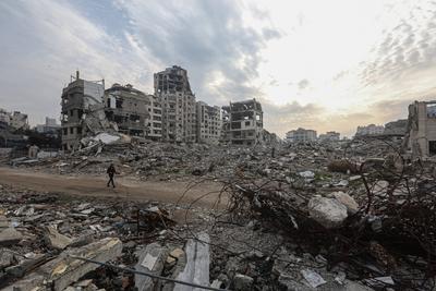 Internally Palestinians walk along a street among the rubble of destroyed buildings amid a ceasefire between Israel and Hamas, in Gaza City-stock-foto