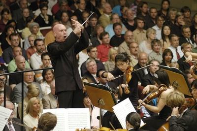 Bildnummer: 51660354  Datum: 06.08.2006  Copyright: imago/Kai BienertDirigent Christoph Eschenbach (GER) mit dem Schleswig-Holstein Festival Orchester w?hrend eines Konzerts im Rahmen des young.euro.classic 2006 in Berlin, Personen; 2006, Berlin, Europ?ischer Musiksommer, , young euro classic, Festivals, Konzerte, Musiker, Klassik, Jugendliche, Jugendorchester, holsteinisches,; , quer, Kbdig, Totale, Musik, Kunst, Deutschland, Aktion, People-stock-foto