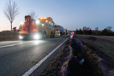 03.02.2025: Auf der Bundesstra?e B109 in Fahrrichtung Pasewalk kippte ein polnischer LKW, der Weizen geladen hatte, um,-stock-photo