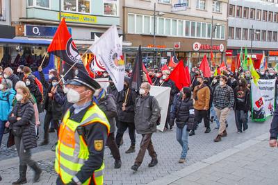 Massive Ausschreitungen bei Demo 77 Jahre nach der Bombardierung Pforzheims: Rechtsextreme und Antifa geraten bei Mahnw-stock-photo