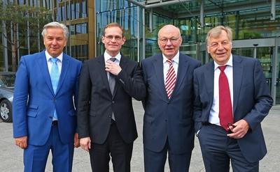 amtierende Berliner Buergermeister Michael Mueller, die drei ehemaligen Hauptstadt-Regierungschefs Eberhard Diepgen, Wal-stock-foto